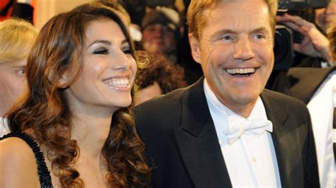 carina bohlen nackt|Dieter Bohlen und seine Carina: Halbnackt am Strand – DIESES。